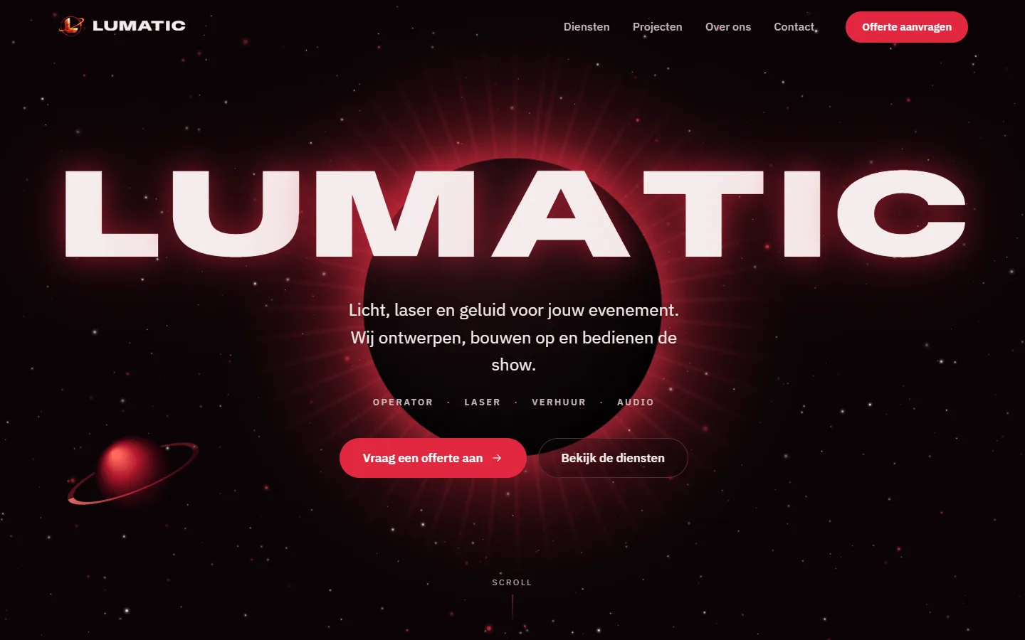 De hero van de Lumatic-website: het woordmerk LUMATIC voor een rood oplichtende zon achter een zwarte maan